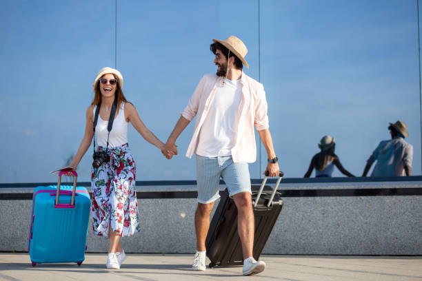 El amor de Sagitario es como una aventura. La Luna en este signo trae emociones expresivas y un deseo constante de expansión emocional y personal. 